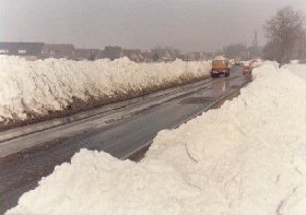 Nasse Fahrbahn durch Schneeschmelze